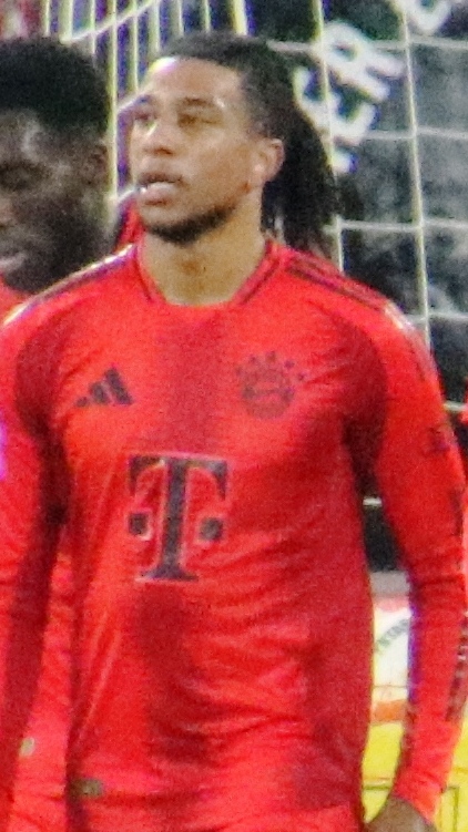 Michael Olise thi đấu cho Bayern Munich