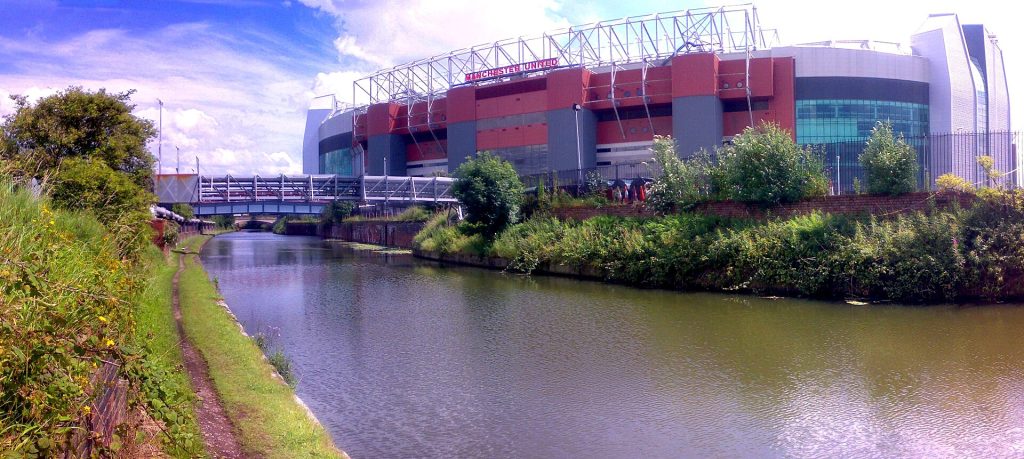 Bridgewater Canal and Old Trafford football stadium, hình ảnh sân vận động tại Premier League