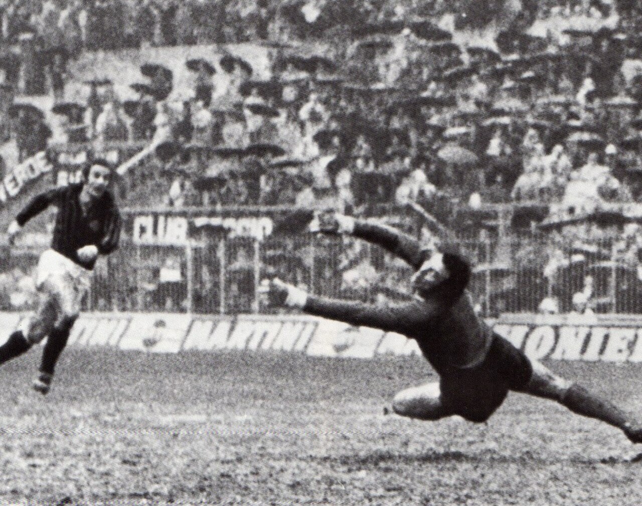 Các cầu thủ AC Milan thi đấu với màu áo đỏ đen truyền thống