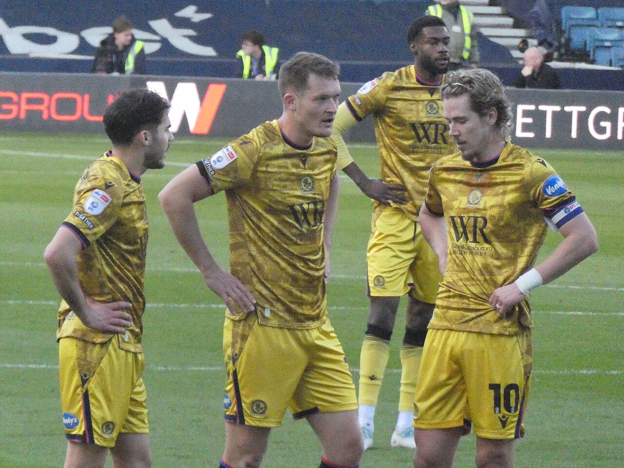 Các cầu thủ Blackburn Rovers thi đấu trên sân