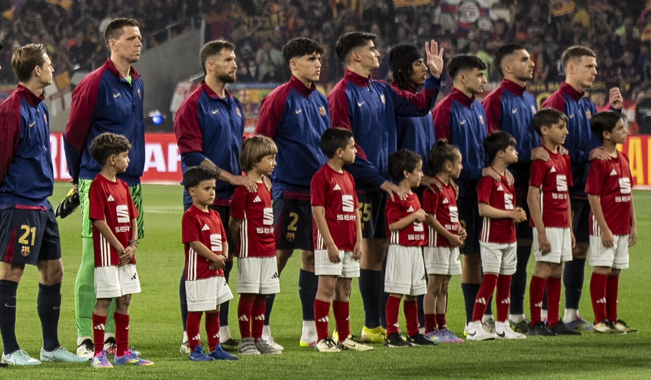 Pau Cubarsi đứng trong đội hình Barcelona trước trận đấu