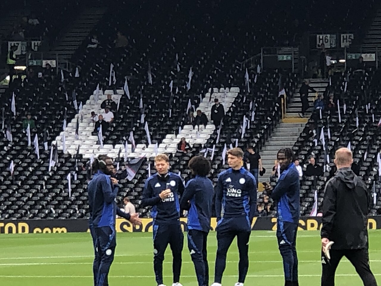 Các cầu thủ Leicester City thi đấu trên sân