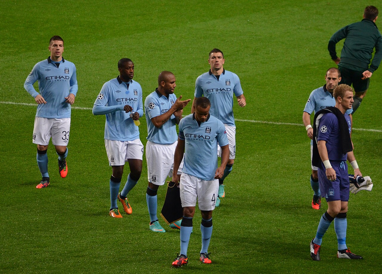 Cầu thủ Manchester City thi đấu trong màu áo xanh da trời