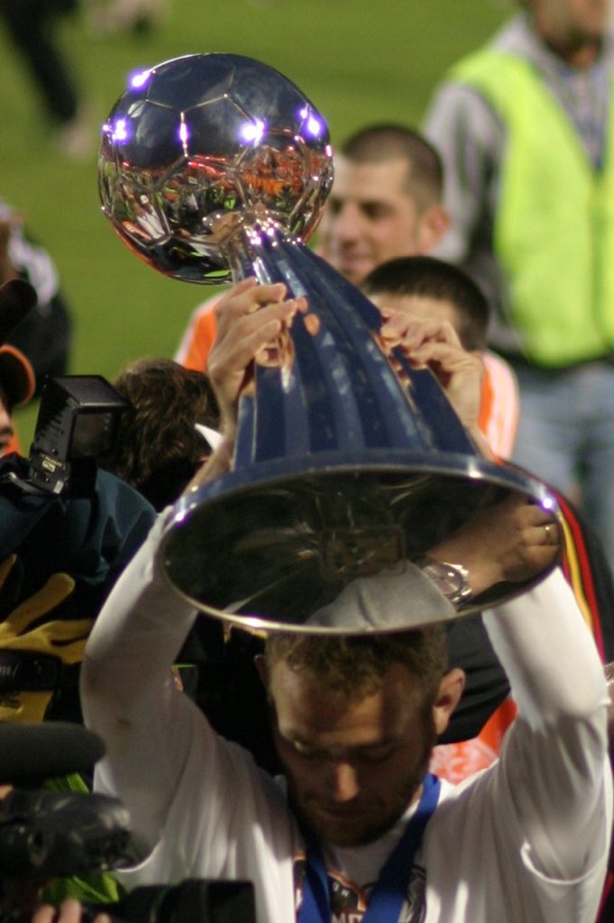 Brad Davis cùng chiếc cúp MLS Cup năm 2006