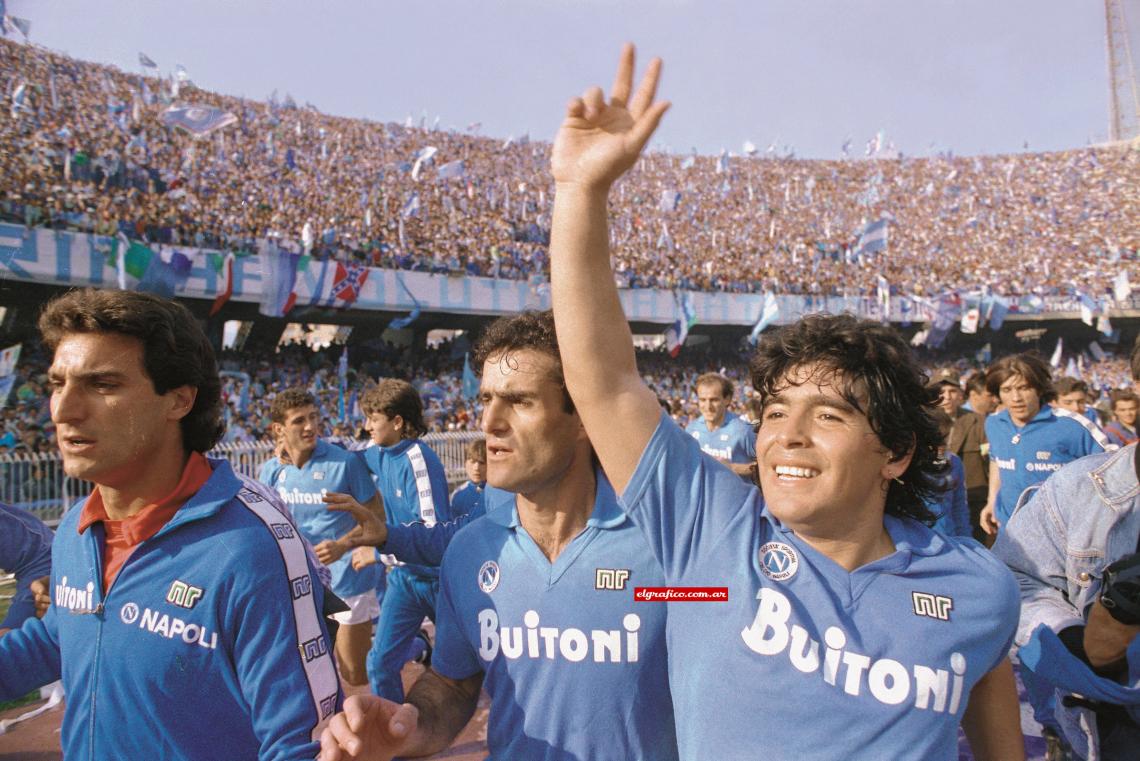Cầu thủ Napoli thi đấu trong màu áo xanh Azzurri