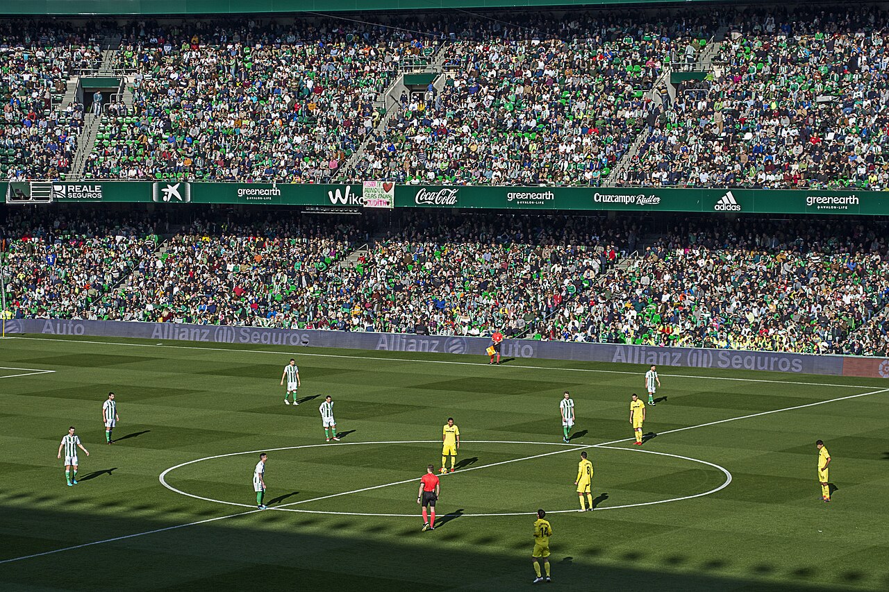 Các cầu thủ Real Betis thi đấu trên sân