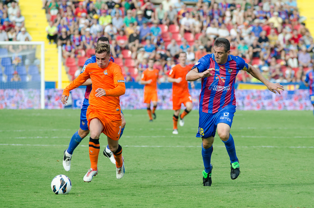 Các cầu thủ Real Sociedad thi đấu trên sân