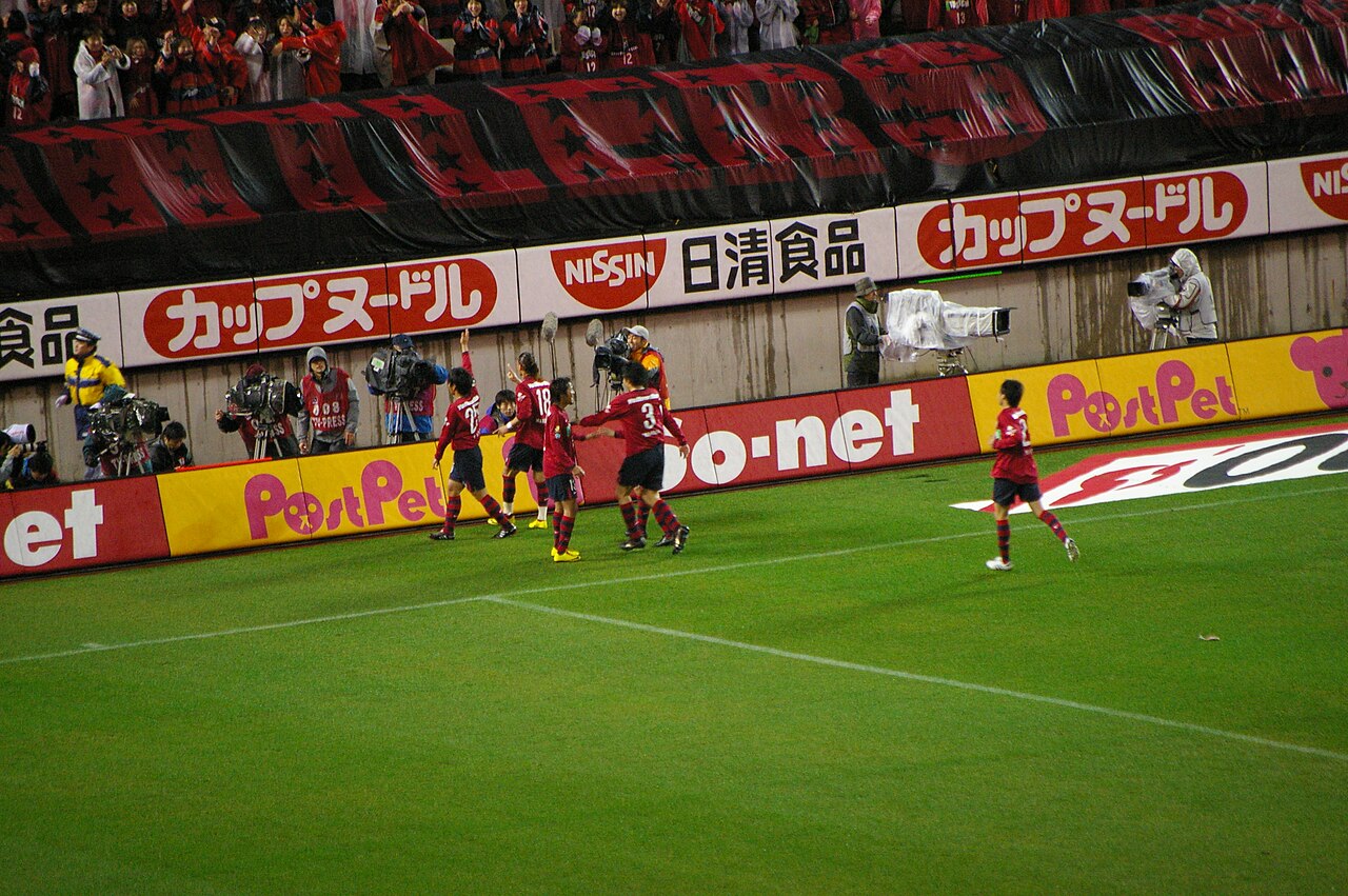 Các cầu thủ Urawa Red Diamonds thi đấu trên sân