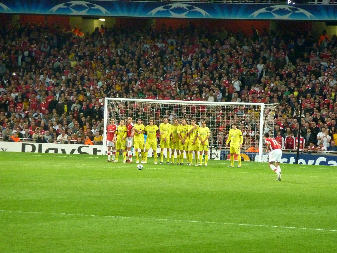 Các cầu thủ Villarreal CF thi đấu trên sân