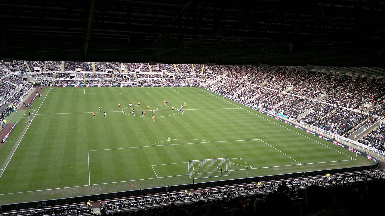 Các cầu thủ Wolverhampton Wanderers thi đấu trên sân