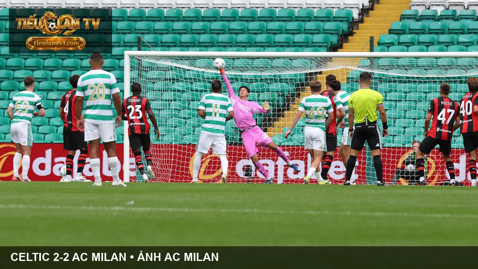 Thủ môn Lorenzo Torriani trong trận Celtic gặp AC Milan