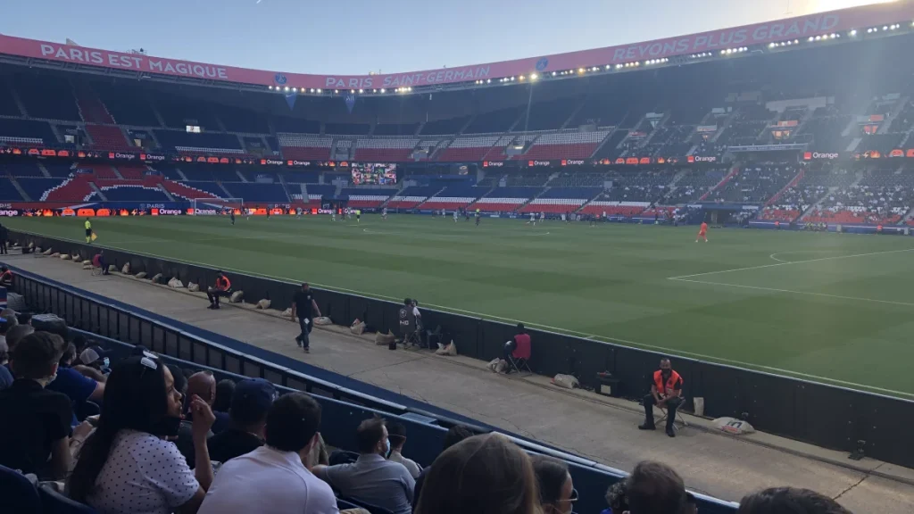 Cầu thủ PSG thi đấu trong một trận bóng đá tại Parc des Princes