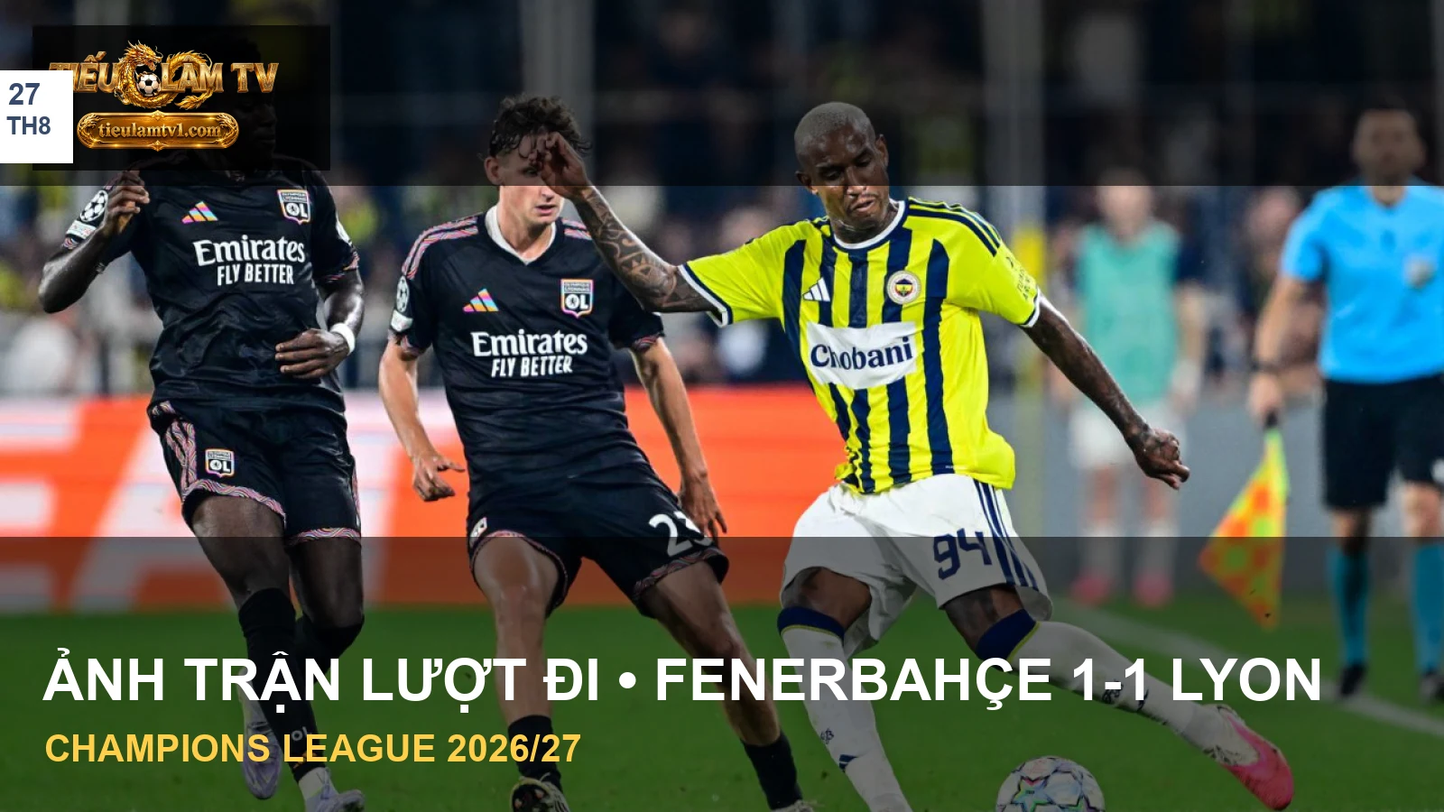 Cầu thủ Fenerbahçe dẫn bóng trước các cầu thủ Lyon