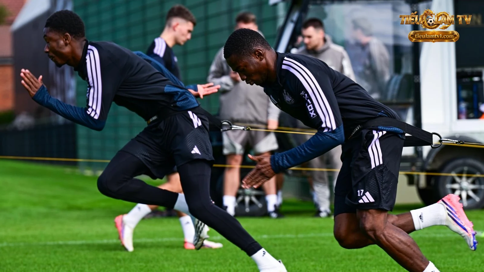Newcastle tập luyện trước chuyến đi Elland Road