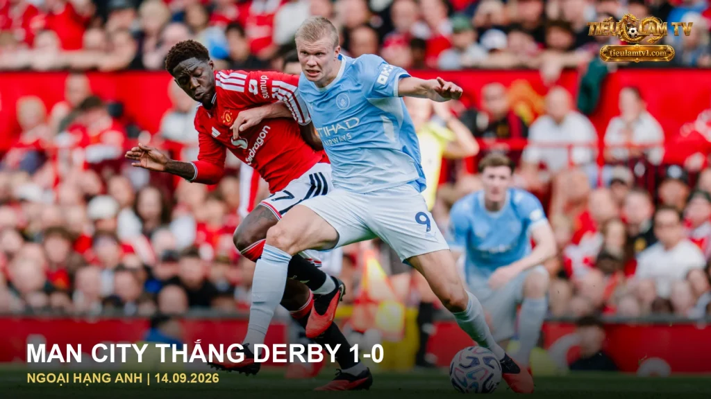 Haaland tranh bóng với cầu thủ Manchester United trong derby tại Old Trafford