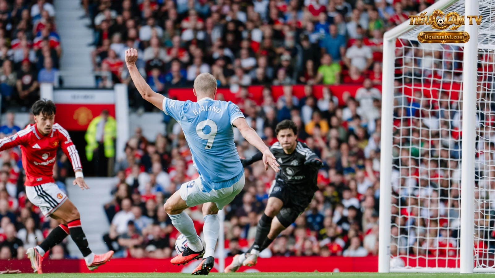 Haaland dứt điểm trước khung thành Manchester United tại Old Trafford