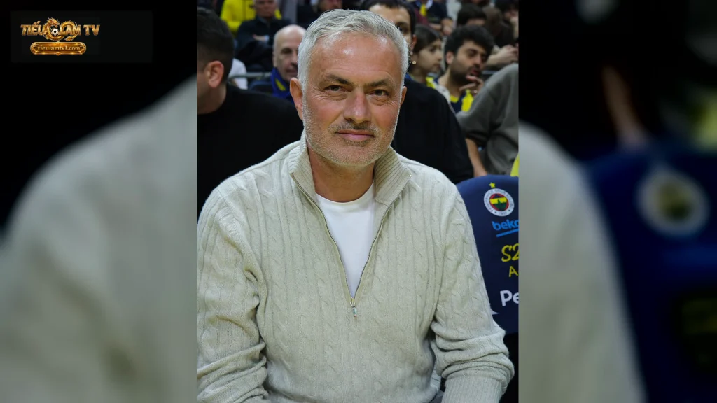 José Mourinho trên khán đài ngày 6/2/2025, ảnh tư liệu cho bài tái ngộ Inter