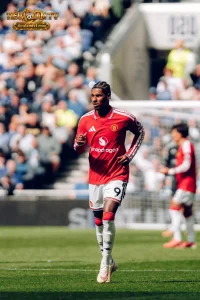 Marcus Rashford chạy trên sân trong trang phục Manchester United