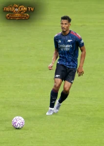 William Saliba mặc trang phục khởi động Arsenal trên sân, ảnh tư liệu năm 2025