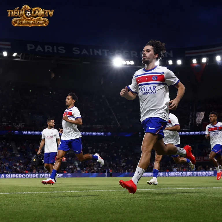 Các cầu thủ PSG chạy khởi động trên sân Parc des Princes