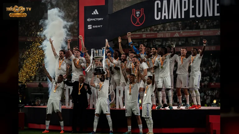 Các cầu thủ Real Madrid nâng Cúp Nhà vua Tây Ban Nha ngày 6/5/2023