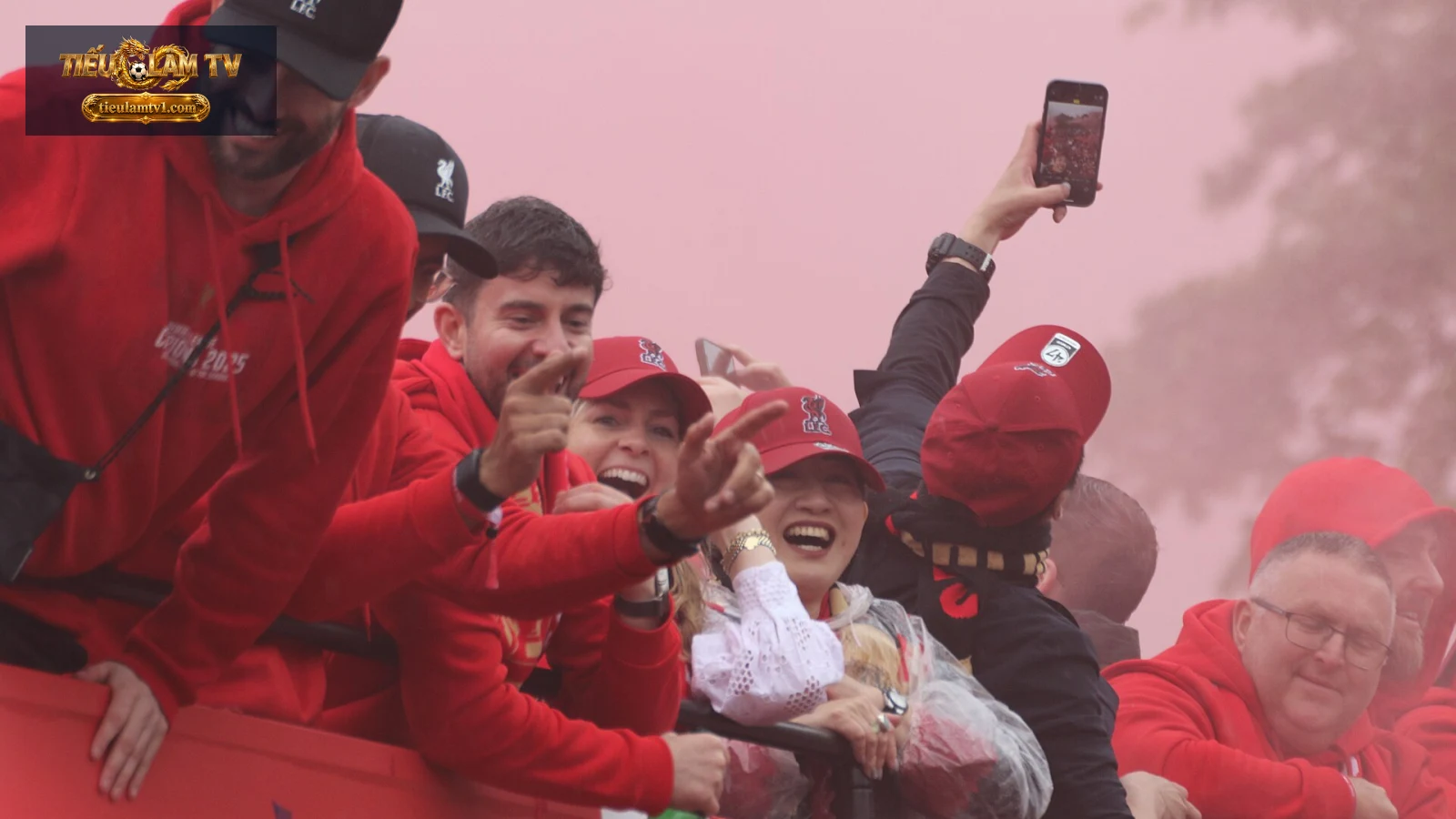 Các thành viên Liverpool tại lễ diễu hành năm 2025